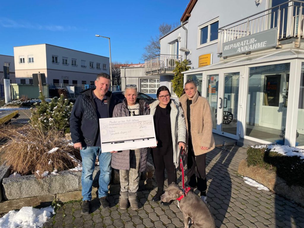 Links Stiftungsvorstand Mario Pippel, daneben Vereinsvorsitzende Katrin Thiemicke mit Töchtern.