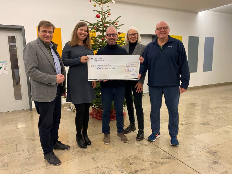 V. l.: Michael Eibl (Direktor der KJF), Daniela Wanderer (Gesamtleiterin St. Vincent), Thorsten Matheja (stellvertretender Vorstand der Manfred-und-Anita-Thoß-Stiftung), Christine Allgeyer (persönliche Referentin des KJF-Direktors), Armin Wolf (Social Sponsoring Experte der KJF)