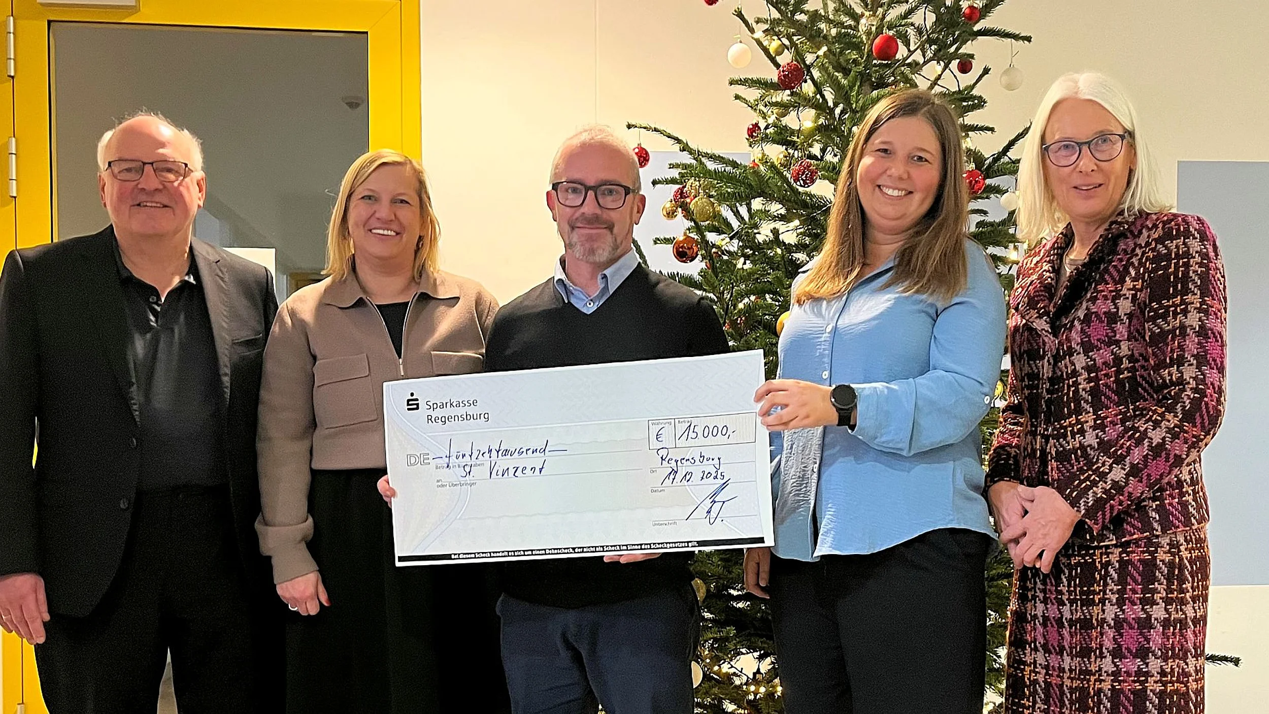 Thorsten Matheja (Mitte) bei der Spendenübergabe. V. l. n. r. Armin Wolf, Daniela Wanderer, Thorsten Matheja, Daniela Wanderer und Christine Allgeyer