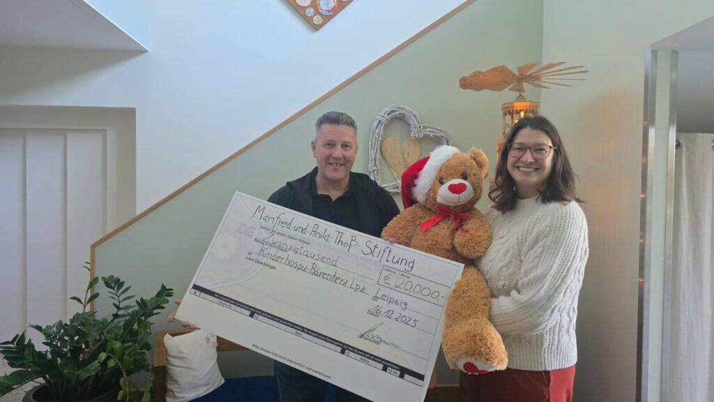 Mario Pippel, ein Vorstand der Manfred und Anita Thoß Stiftung (links) und Ulrike Herkner, Geschäftsführerin Bärenherz (rechts)