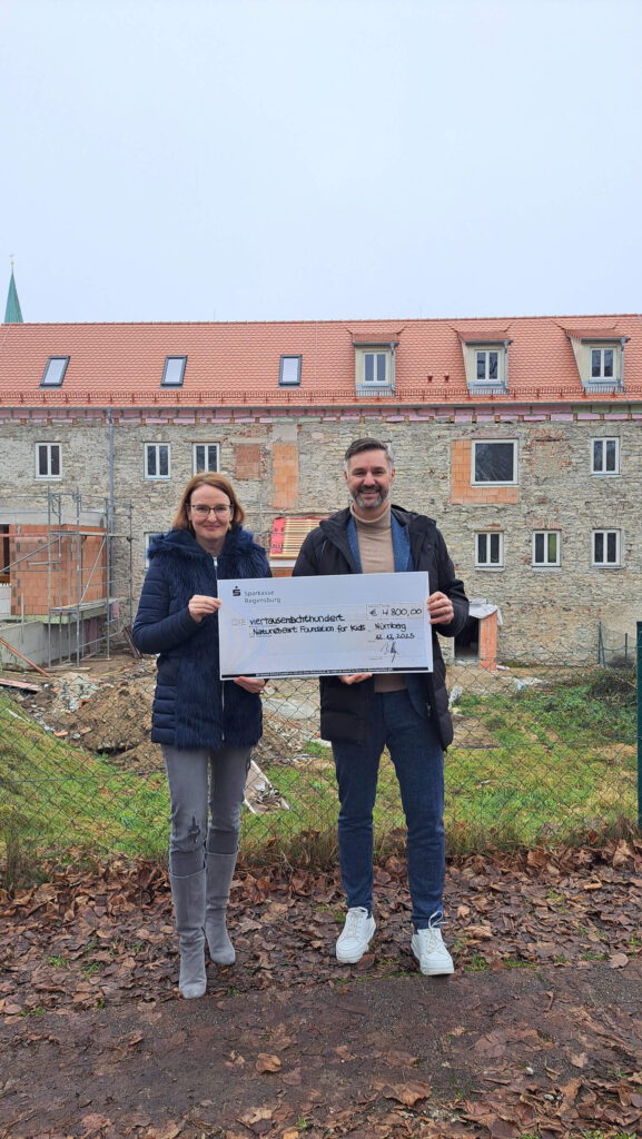Sonja Pribicevic, die Stiftungsleitung der Natureheart Foundation for Kids und MAP (links). Alexander Grünert, ein Vorstand der Manfred und Anita Thoß Stiftung (rechts). Im Hintergrund befindet sich das Gebäude, das gerade renoviert wird.