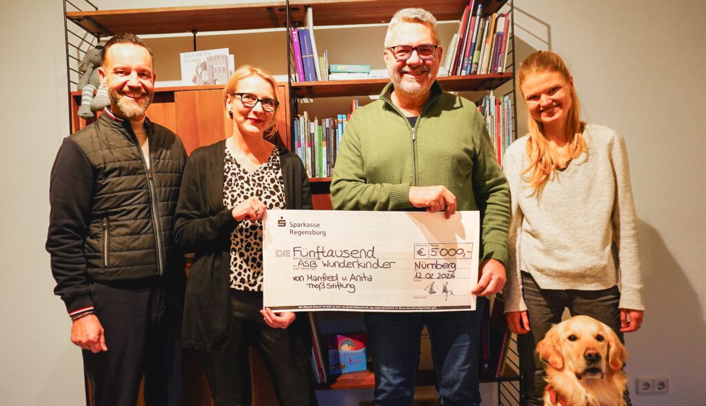 Stiftungsvorstandsvorsitzender Theo Pleyer aus Rückersdorf (2. von rechts) überreichte den Spendenscheck an Anne-Margret Wild, Fachbereichsleitung Jugendhilfe bei den ASB-WunderKindern (2. von links).